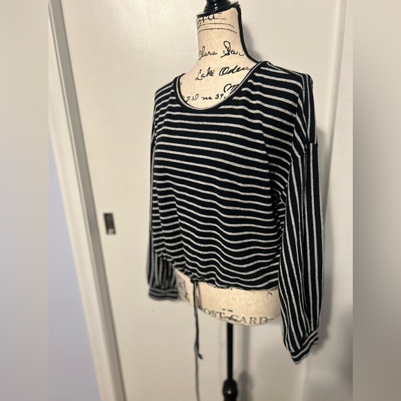 Forever 21 cropped top pull over‎ ties on waist - Picture 6 of 8